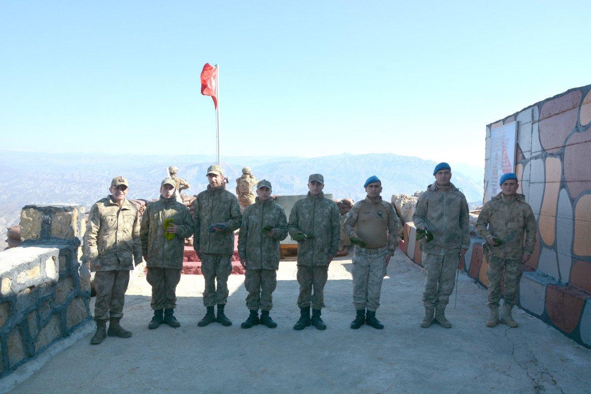 Hatice Nine, Rize'den Şırnak’a 55 çift çorap gönderdi