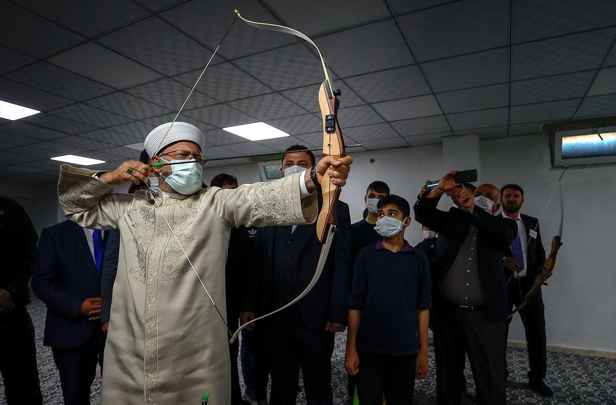 Diyanet İşleri Başkanı Ali Erbaş, açılışta ok attı