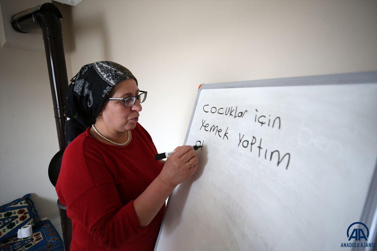 Muş'ta kapı kapı gezen Hazal öğretmen, köyde kadınlara okuma yazma öğretiyor