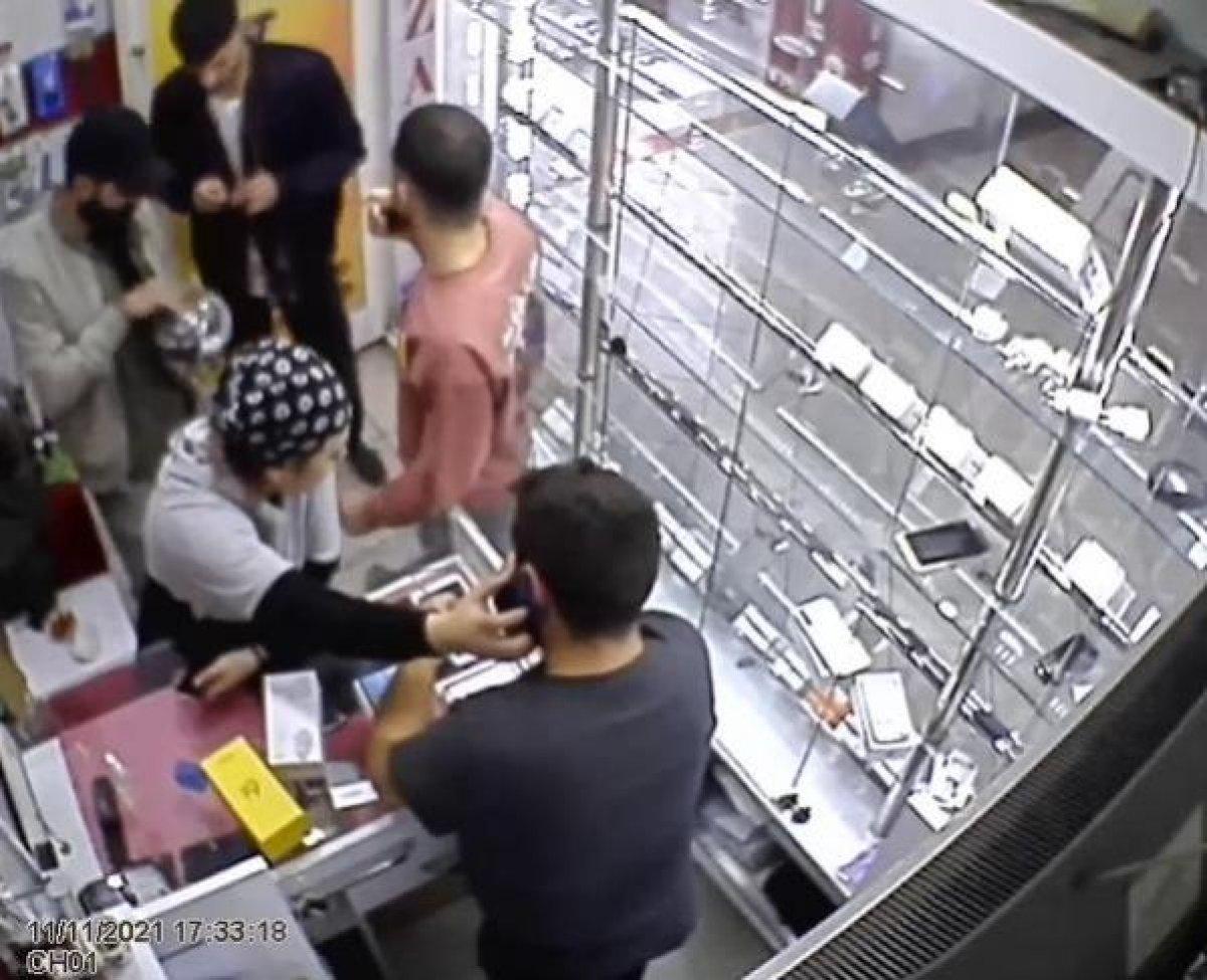 Erzurum'da çalışanlarla tartışıp, cep telefonunu çaldı