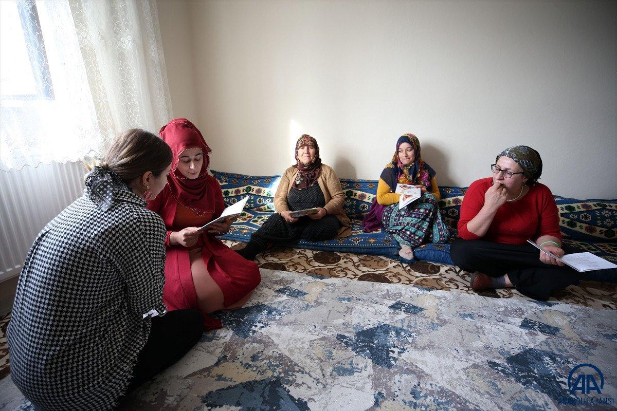 Muş'ta kapı kapı gezen Hazal öğretmen, köyde kadınlara okuma yazma öğretiyor