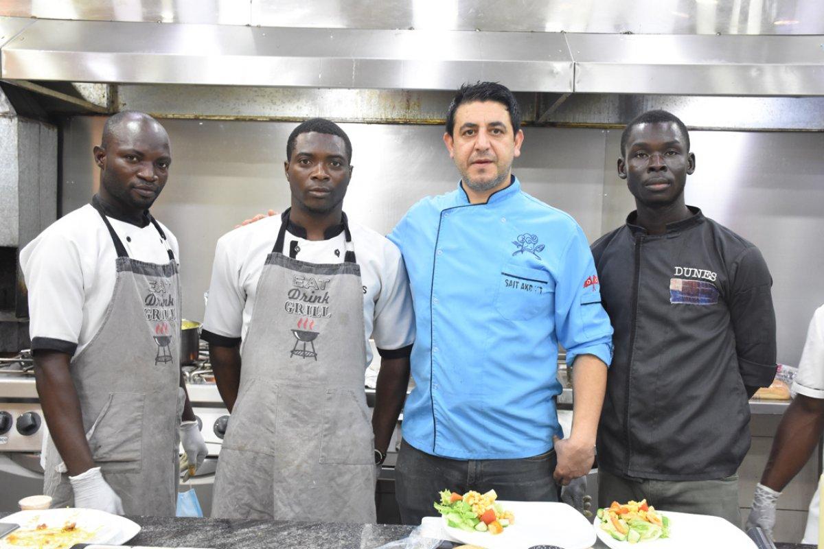 Nijerya'da Türk aşçı, yemekleriyle büyük beğeni topluyor