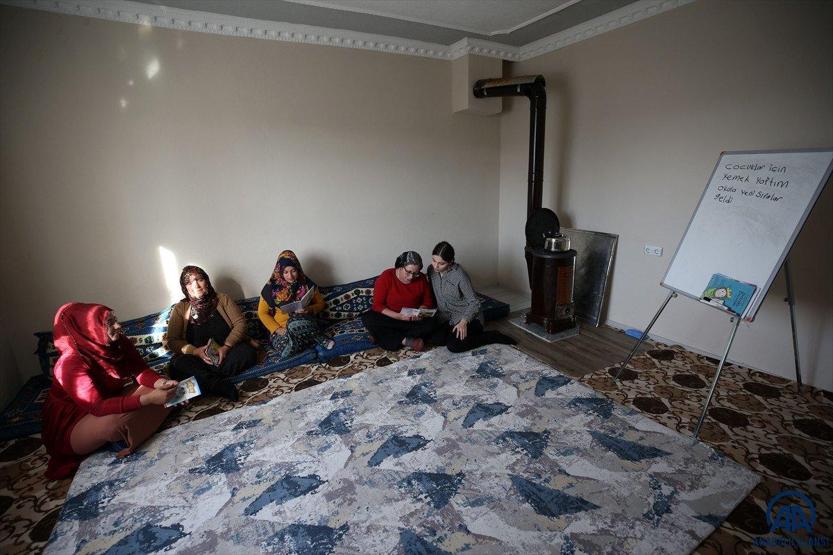 Muş'ta kapı kapı gezen Hazal öğretmen, köyde kadınlara okuma yazma öğretiyor