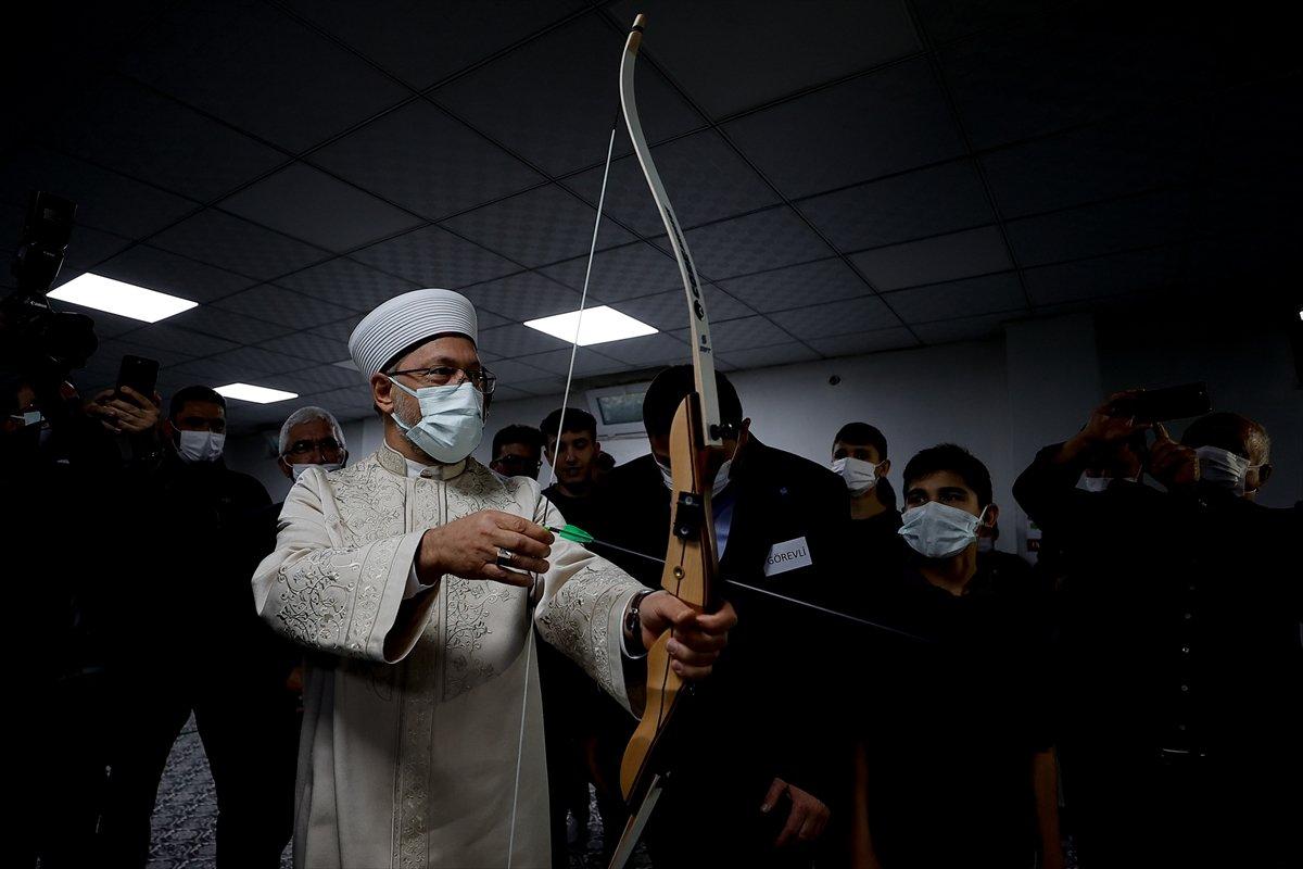 Diyanet İşleri Başkanı Ali Erbaş, açılışta ok attı