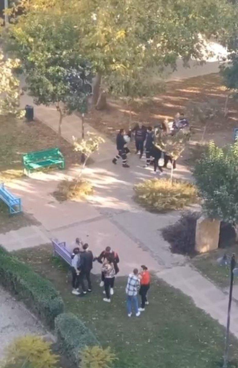 Antalya’da okul çıkışı kavga eden liseli kızlar