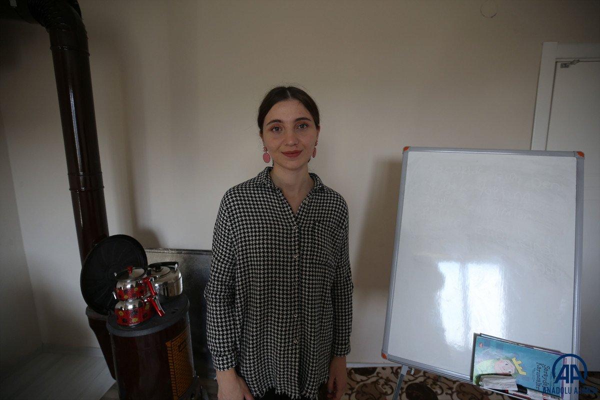 Muş'ta kapı kapı gezen Hazal öğretmen, köyde kadınlara okuma yazma öğretiyor