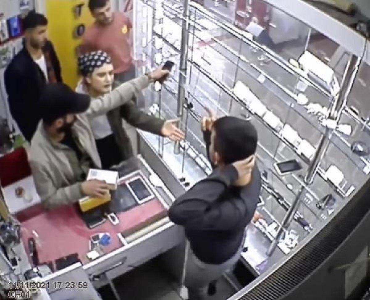 Erzurum'da çalışanlarla tartışıp, cep telefonunu çaldı