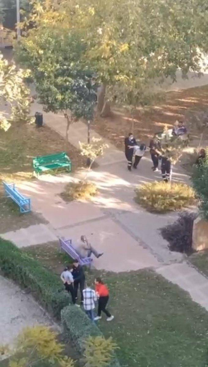 Antalya’da okul çıkışı kavga eden liseli kızlar