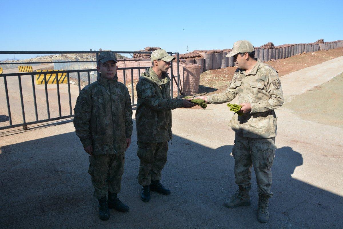 Hatice Nine, Rize'den Şırnak’a 55 çift çorap gönderdi