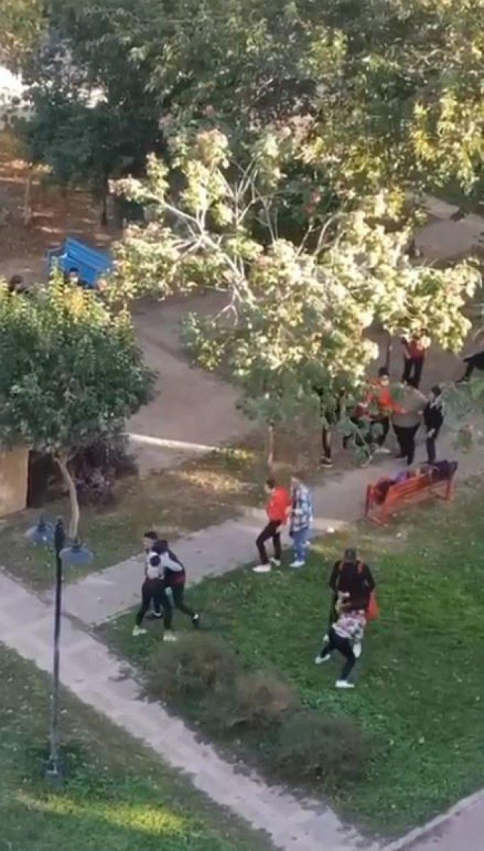 Antalya’da okul çıkışı kavga eden liseli kızlar