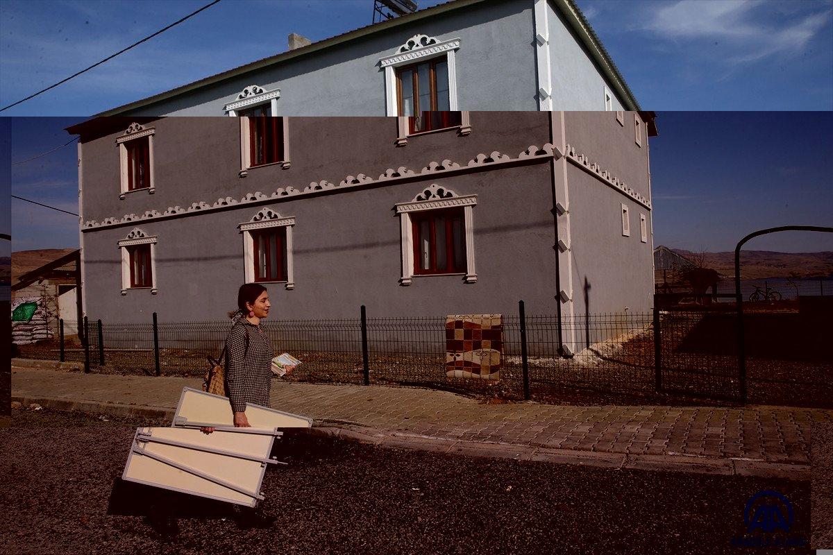 Muş'ta kapı kapı gezen Hazal öğretmen, köyde kadınlara okuma yazma öğretiyor