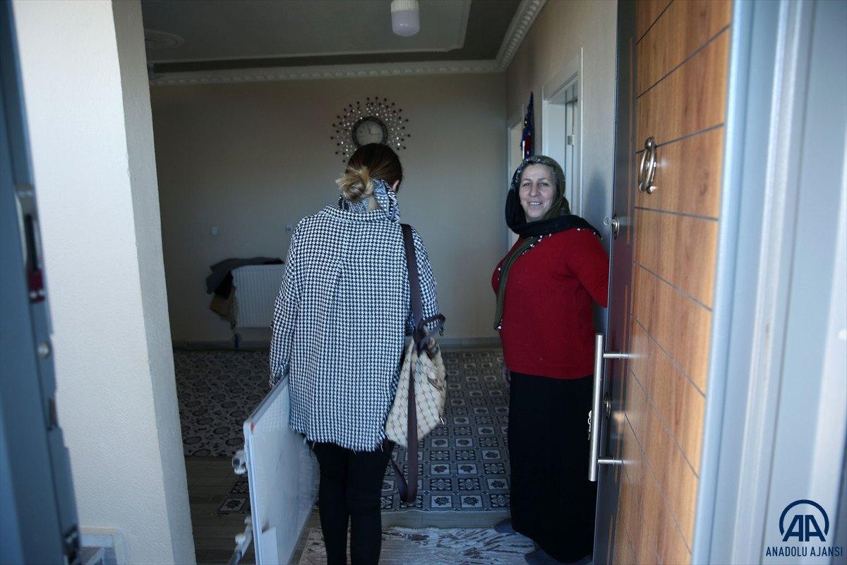 Muş'ta kapı kapı gezen Hazal öğretmen, köyde kadınlara okuma yazma öğretiyor