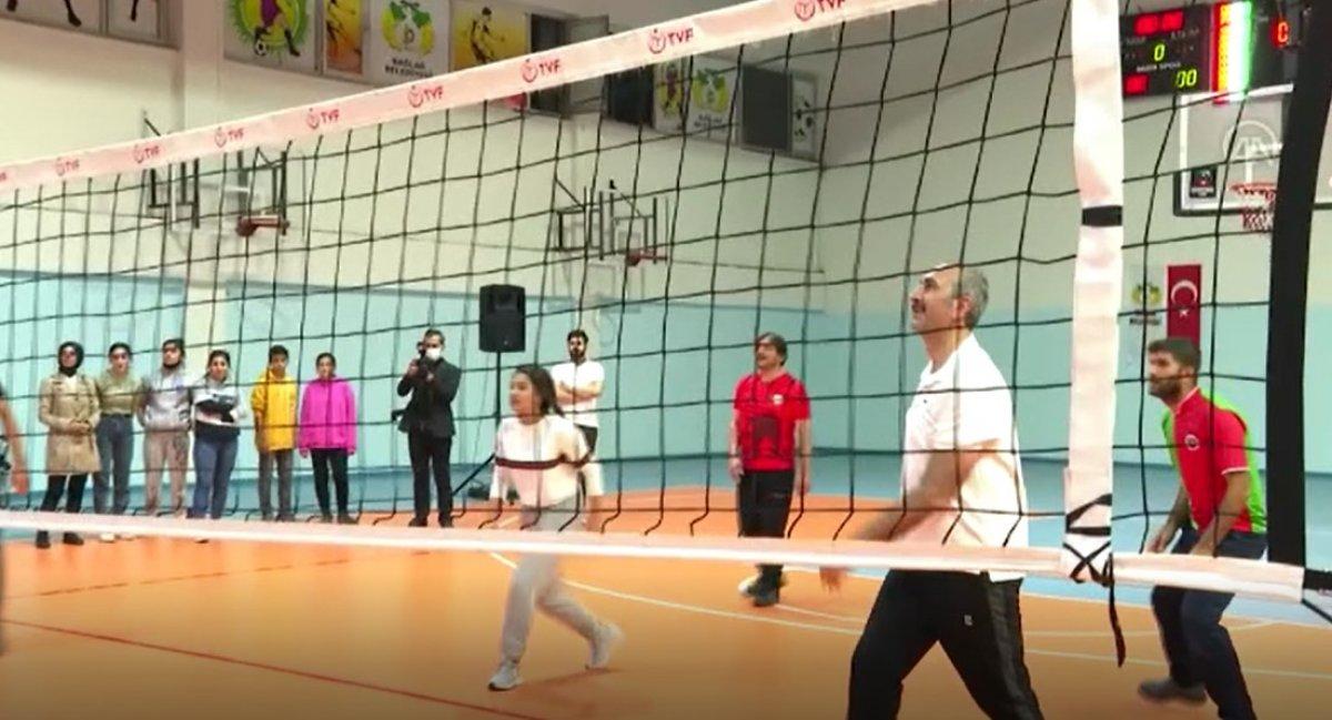 Adalet Bakanı Abdulhamit Gül, Diyarbakır'da gençlerle voleybol oynadı