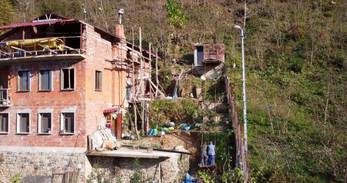 Trabzon'da araç yolu olmayan evine raylı sistem döşedi