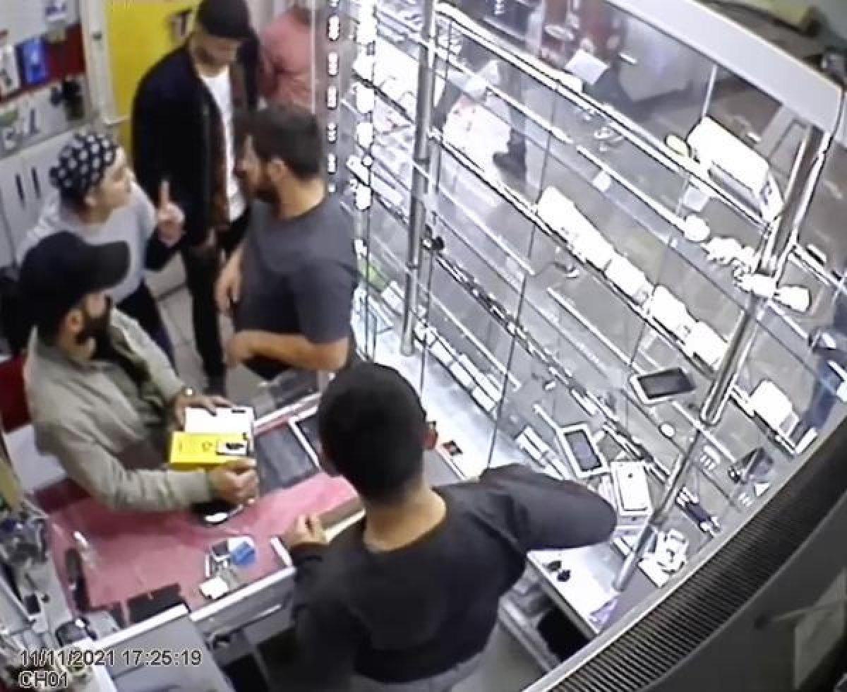 Erzurum'da çalışanlarla tartışıp, cep telefonunu çaldı