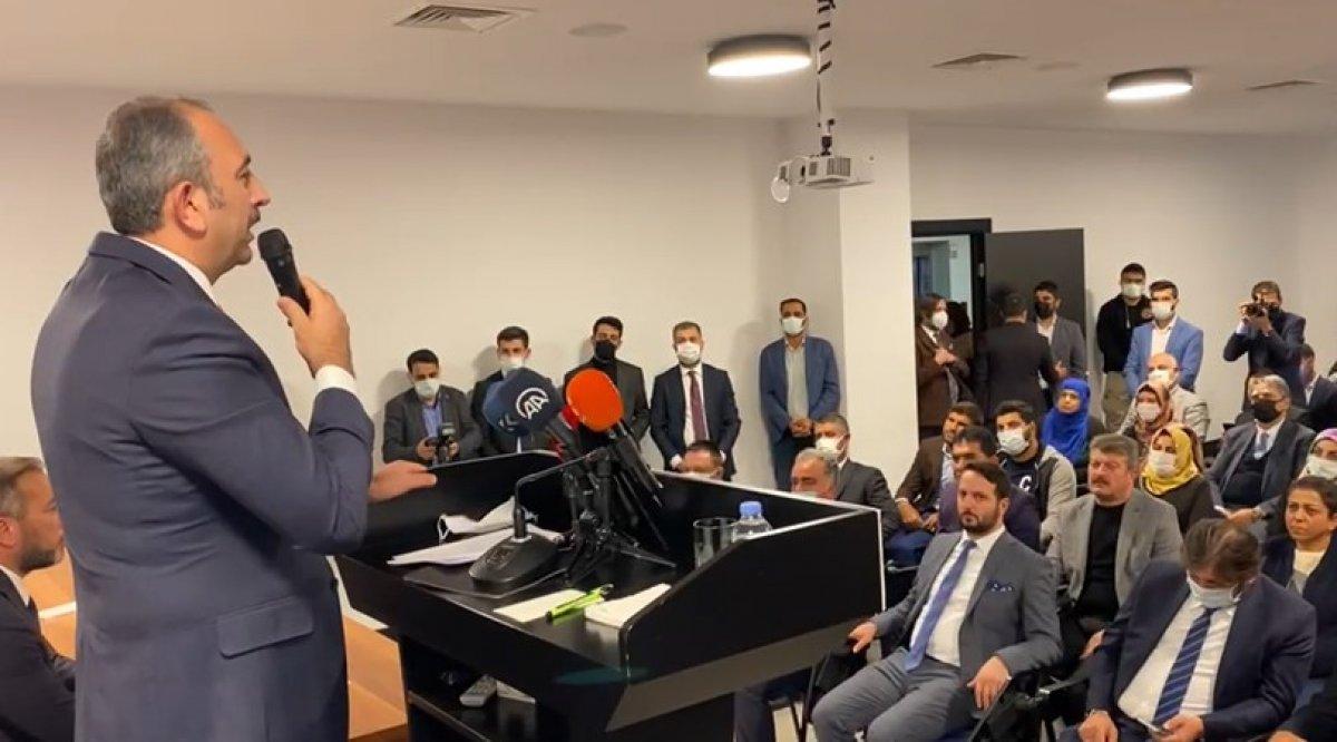 Adalet Bakanı Abdulhamit Gül, Diyarbakır'da gençlerle voleybol oynadı