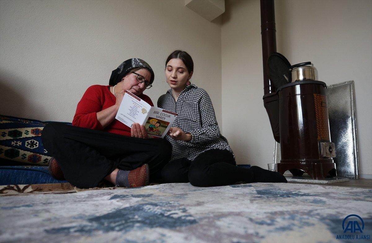 Muş'ta kapı kapı gezen Hazal öğretmen, köyde kadınlara okuma yazma öğretiyor