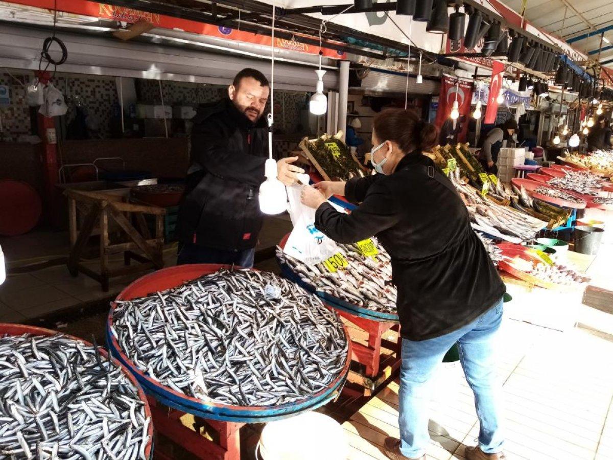 Balıkesir'de yaşanan fırtına balık fiyatlarını ikiye katladı
