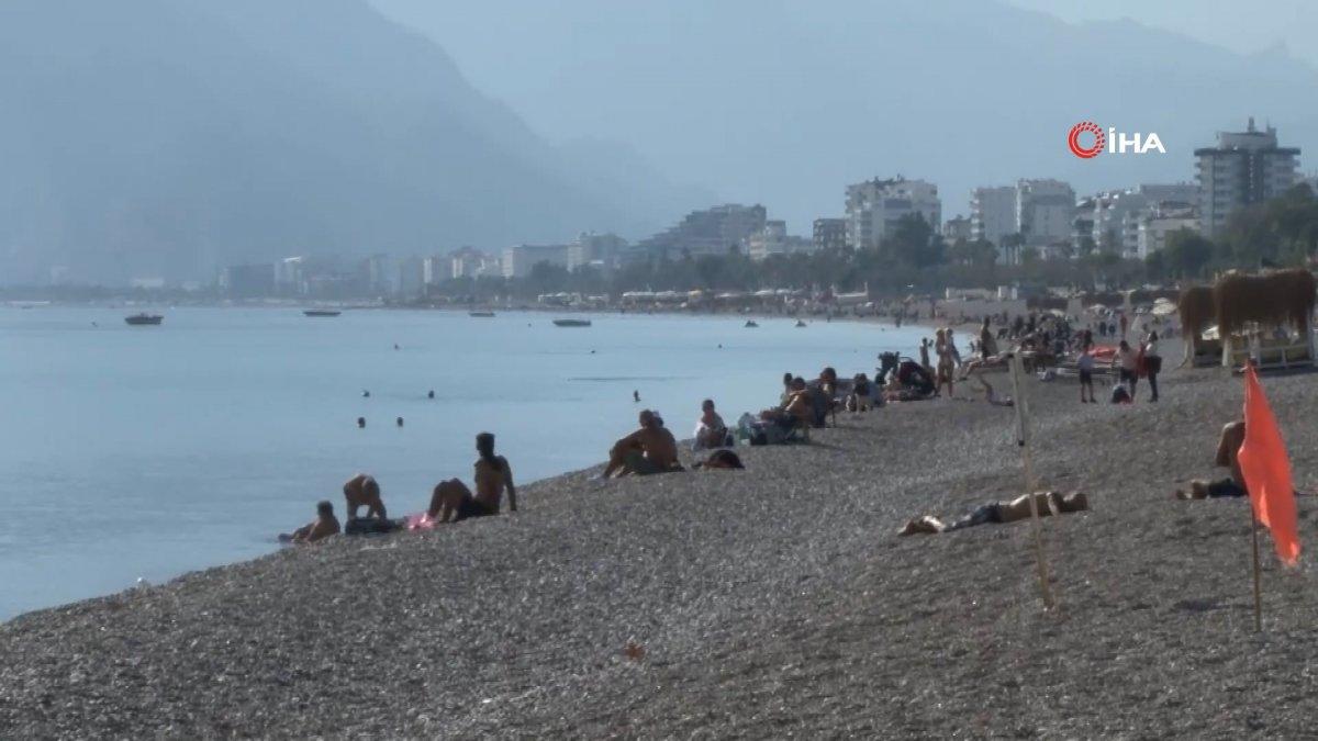 Antalya'da vatandaşlar sıcak havanın keyfini çıkardı