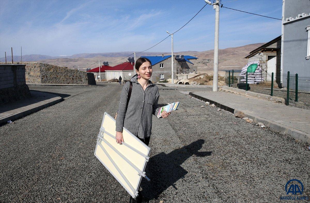 Muş'ta kapı kapı gezen Hazal öğretmen, köyde kadınlara okuma yazma öğretiyor