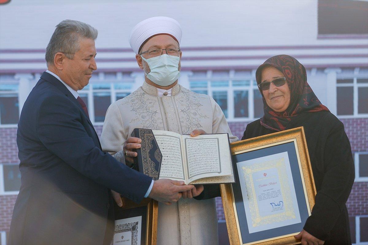 Diyanet İşleri Başkanı Ali Erbaş, açılışta ok attı