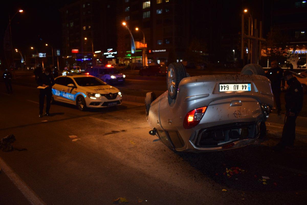 Malatya'da motosikletin sıkıştırdığı araç refüje çarparak takla attı