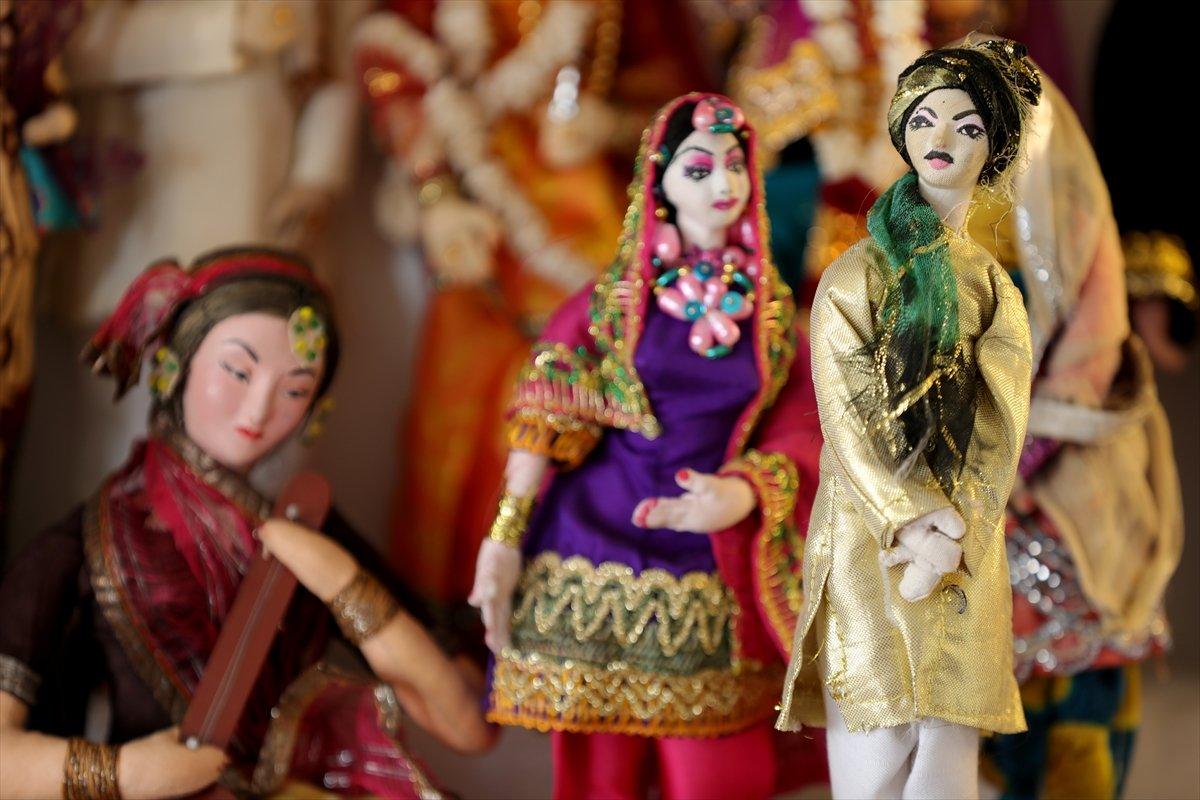 120 ülkeden topladığı 500 bebekli koleksiyonu görenler şaşırdı