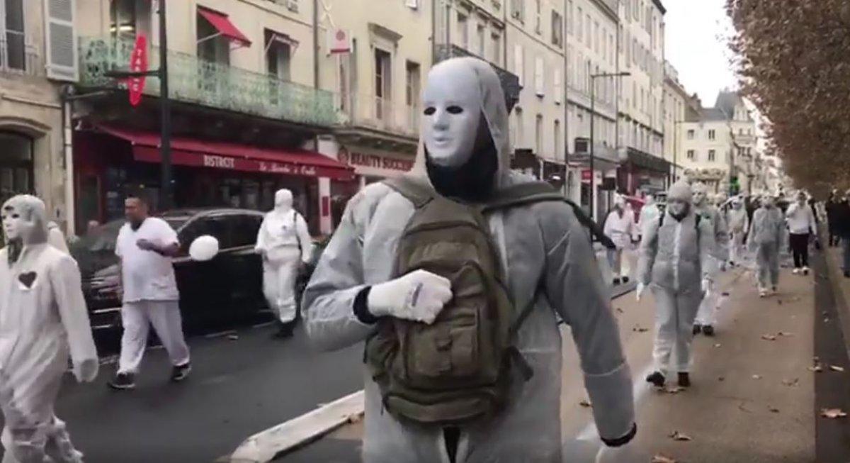 Fransa'da aşı karşıtlarından sıradışı eylem