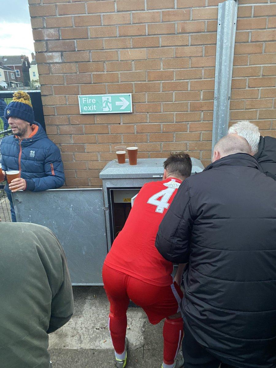 İngiltere'de stat ışıkları bozuldu, futbolcu tamir etti