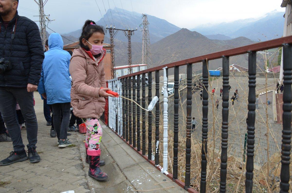 Şırnak’ta Mehmetçik, öğrenciler ile okulda boya yaptı