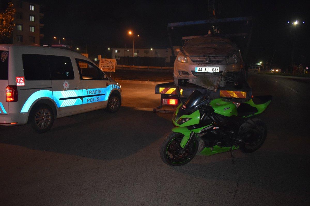 Malatya'da motosikletin sıkıştırdığı araç refüje çarparak takla attı