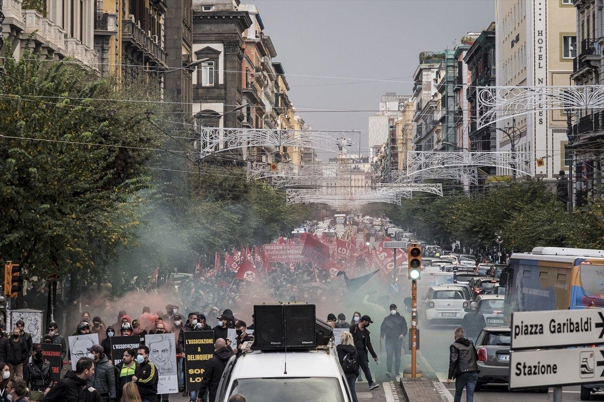 İtalya'da insanlar sokağa döküldü