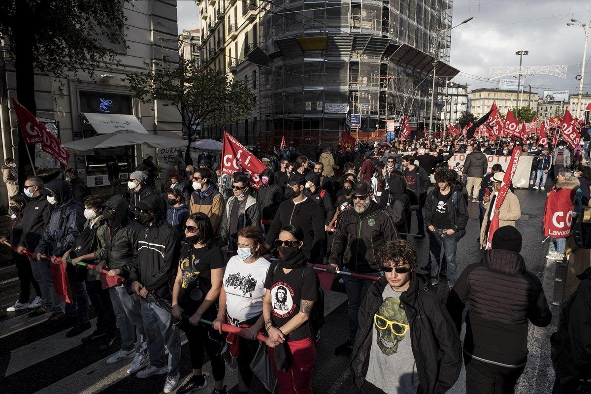 İtalya'da insanlar sokağa döküldü