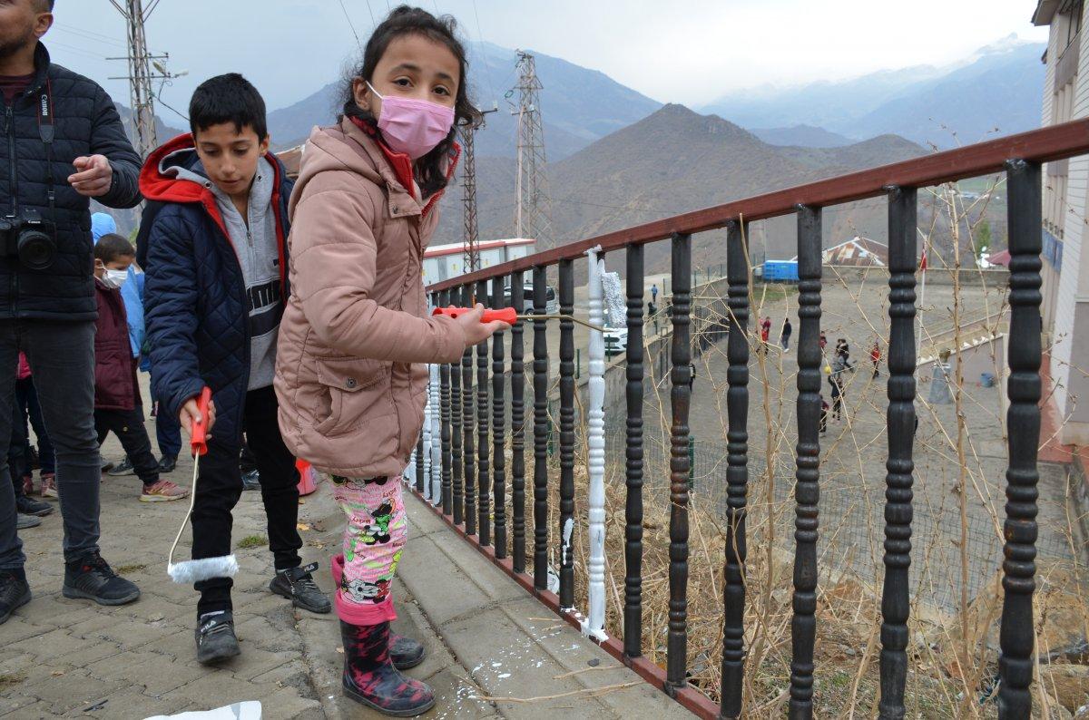 Şırnak’ta Mehmetçik, öğrenciler ile okulda boya yaptı