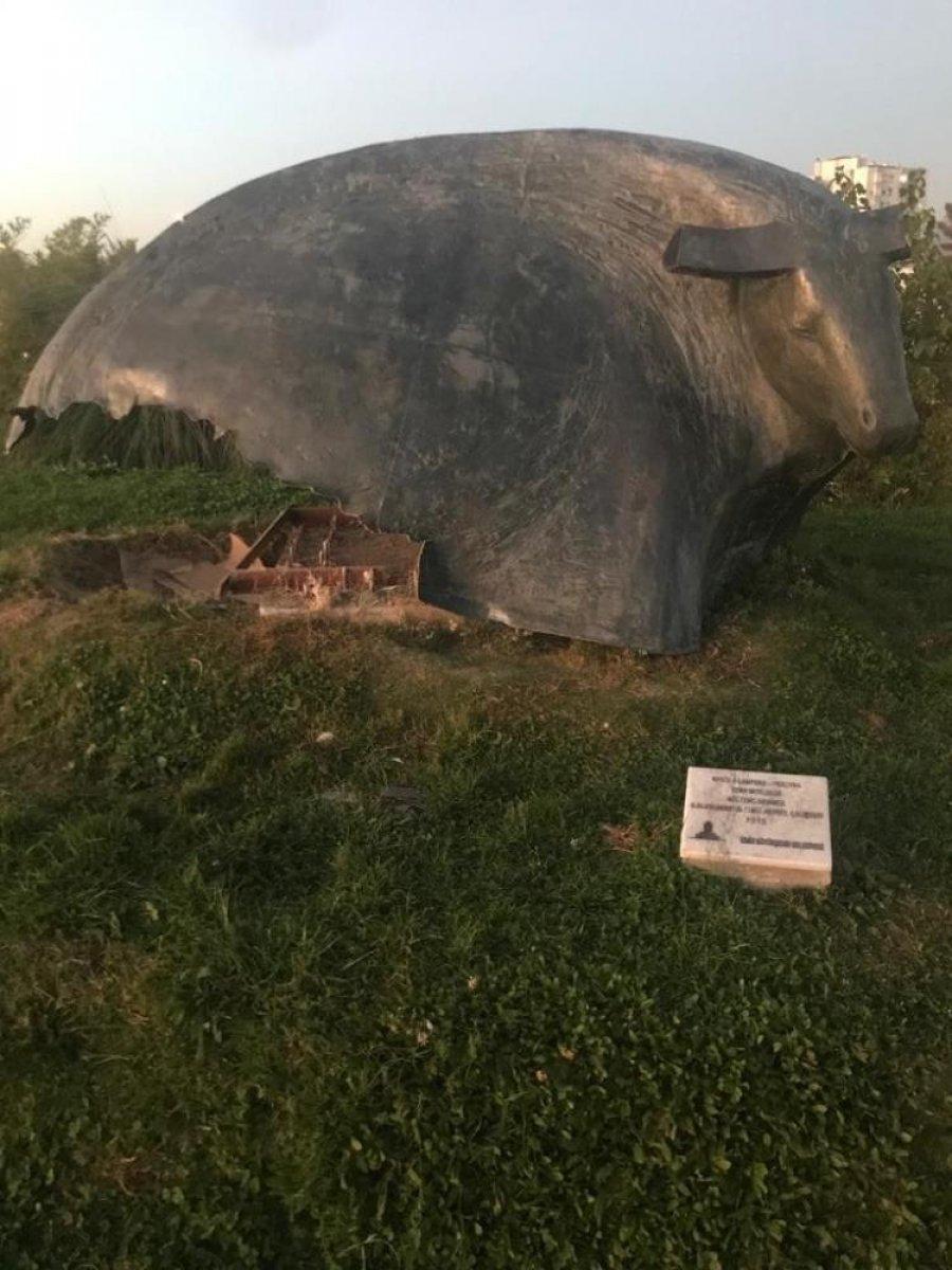 İzmir'de 3 heykel tahrip edildi