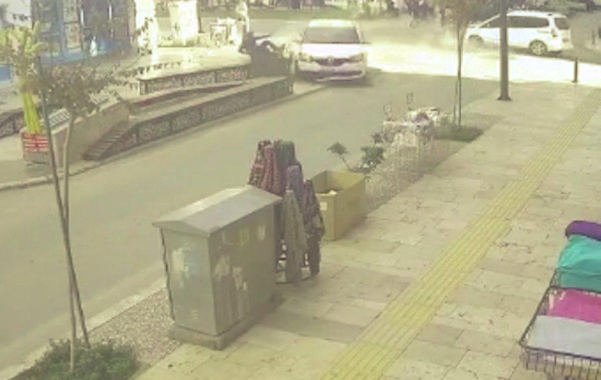 Antalya'da otomobilin altında kalmaktan kurtulan eşine koşup sarıldı