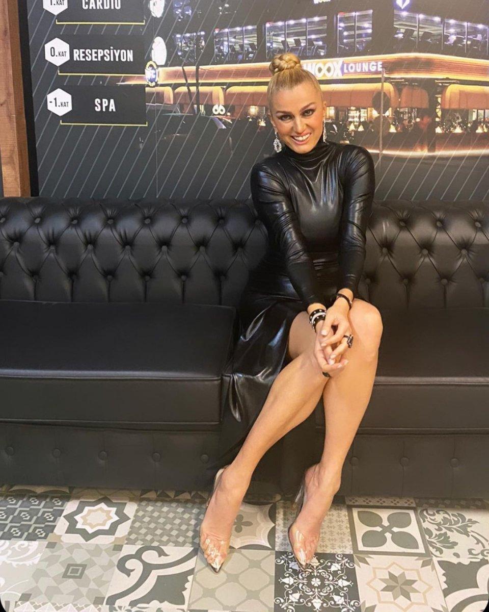 Tuğba Özay, derin yırtmaçlı elbisesiyle poz verdi