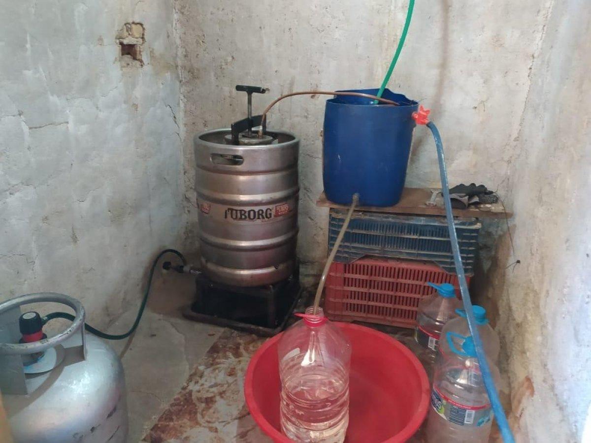 Afyonkarahisar'da jandarma baskınında adeta her yerden kaçak içki fışkırdı