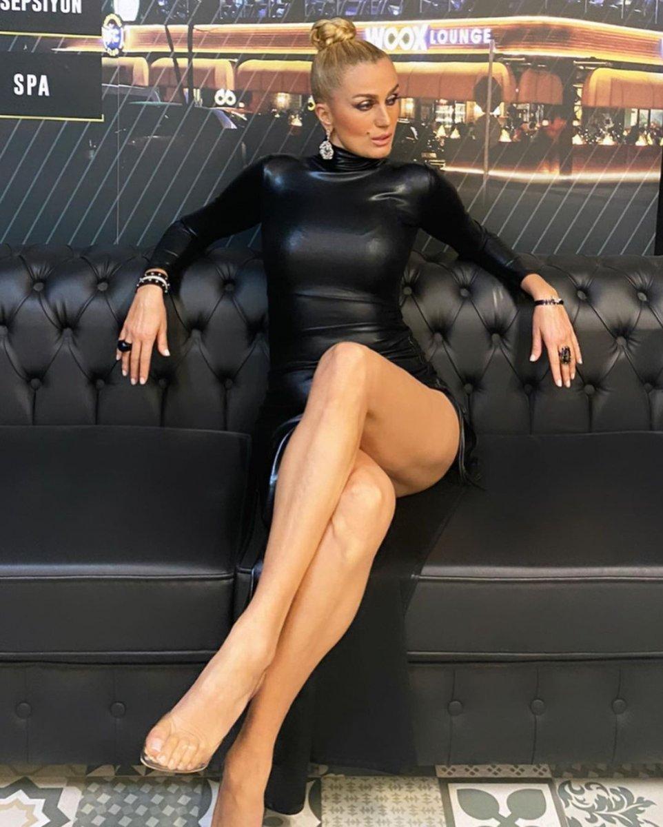 Tuğba Özay, derin yırtmaçlı elbisesiyle poz verdi