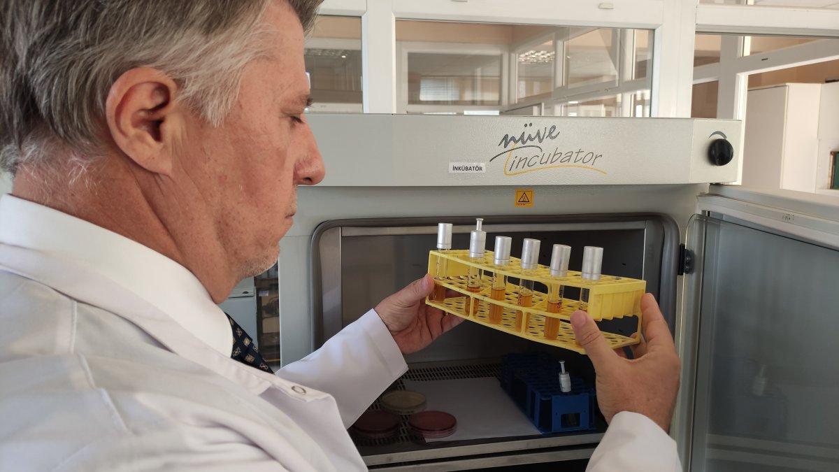 Bursa’da, 2 saatten fazla kullanılan maskeleri laboratuvarda inceledi