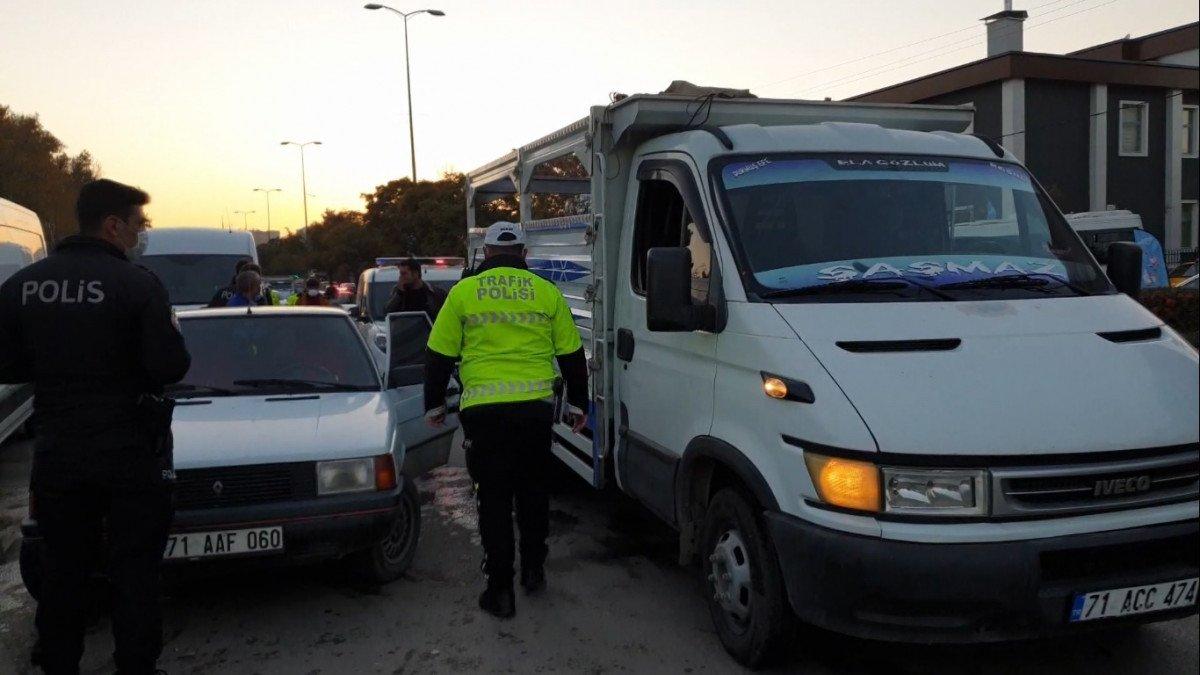 Kırıkkale'de kamyonet otomobilin kapısına çarptı, sürücünün parmağı koptu