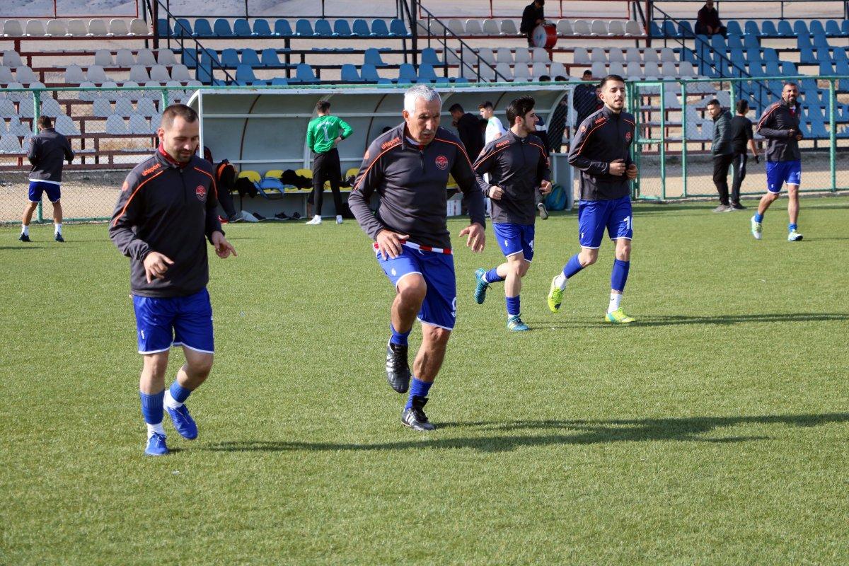 55 yıldır futbol oynayan Şerif Kunt, azmiyle gençlere örnek oluyor