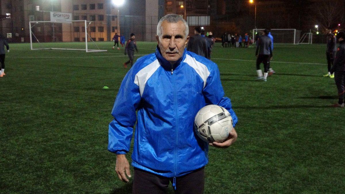 55 yıldır futbol oynayan Şerif Kunt, azmiyle gençlere örnek oluyor