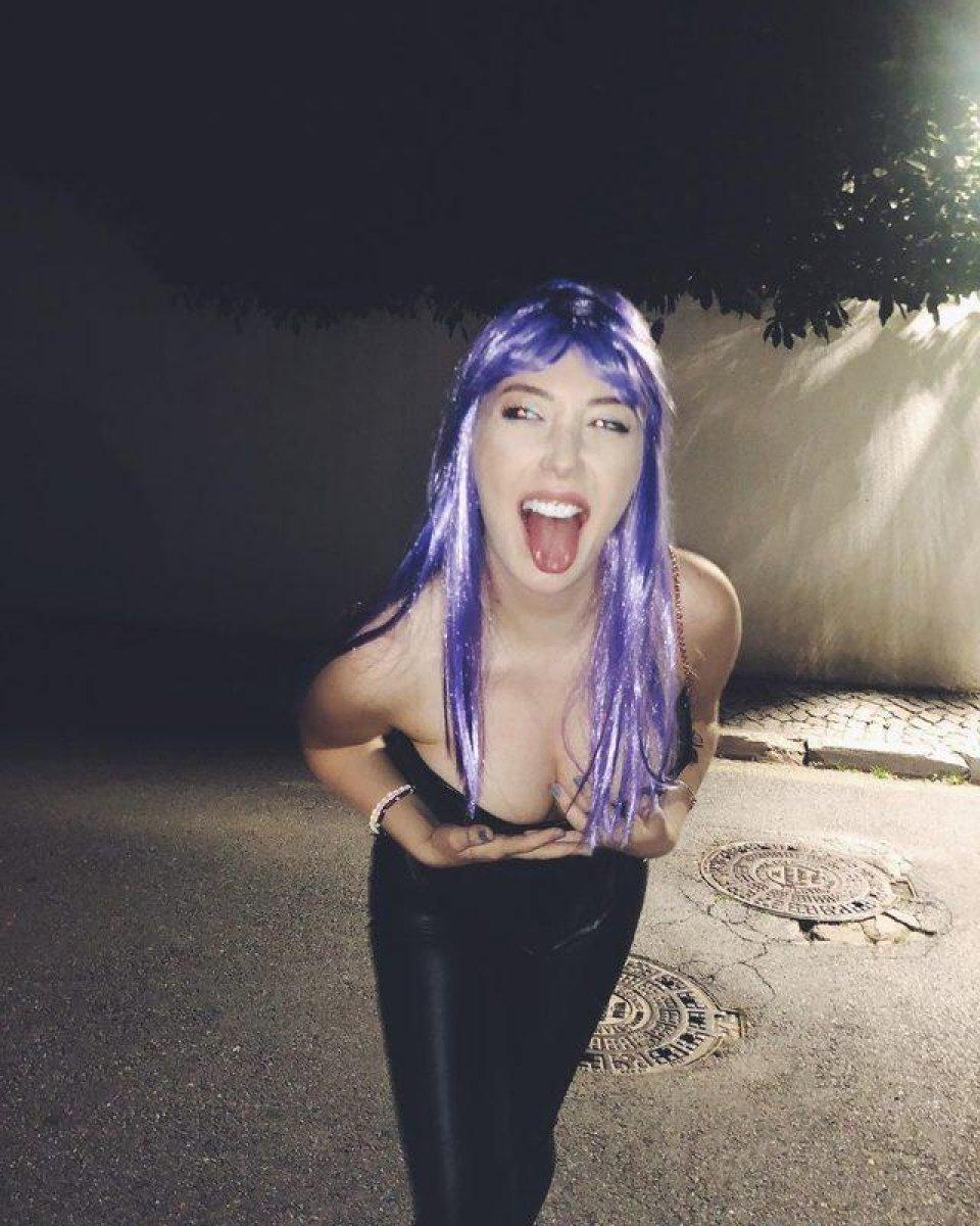 Yasmin Erbil, yatakta poz verdi