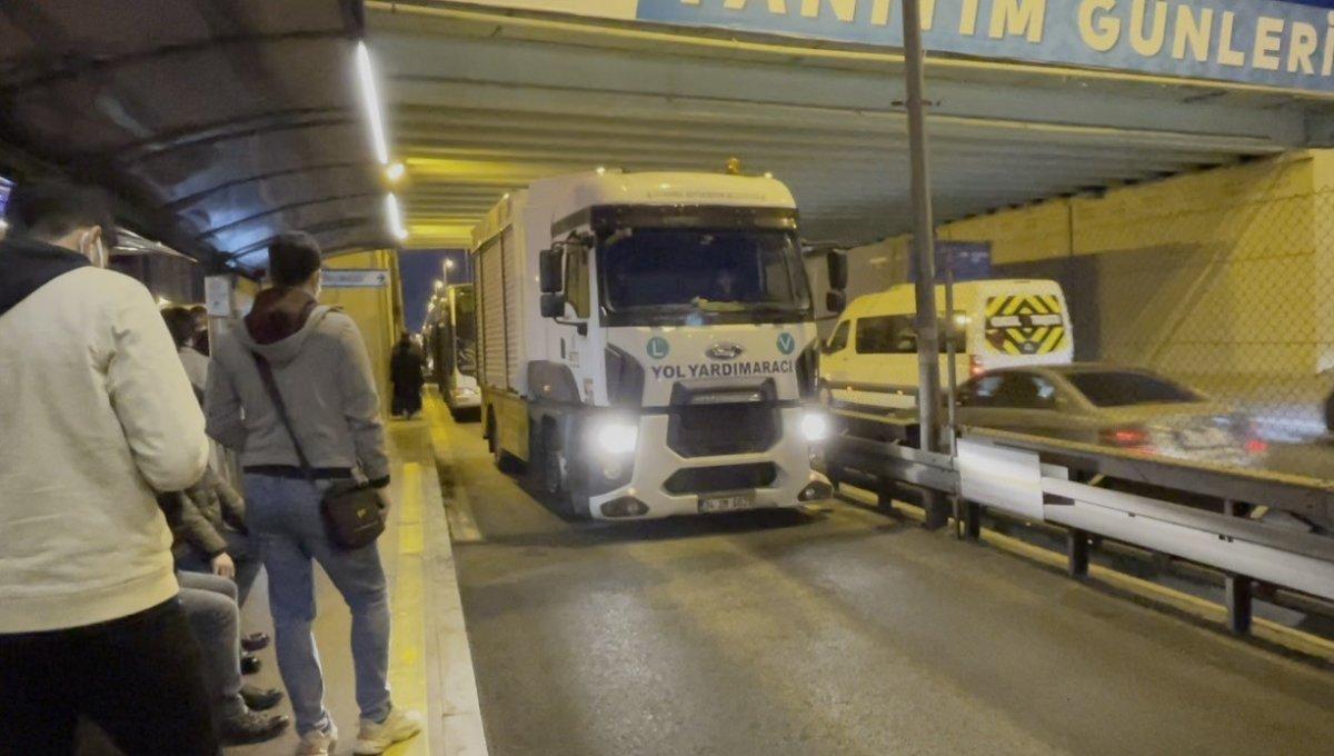 Yenibosna’da metrobüs arızalandı