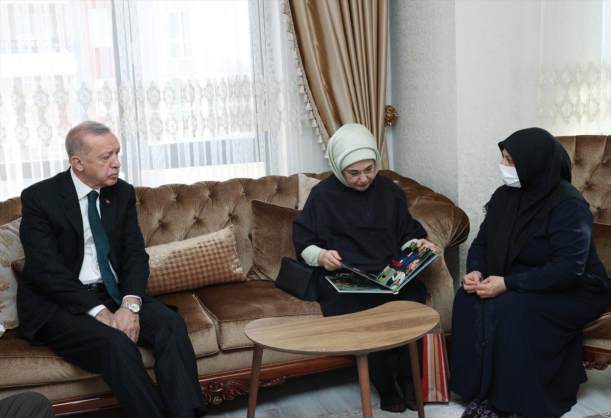 Cumhurbaşkanı Erdoğan Başak Cengiz'in ailesinin evine gitti