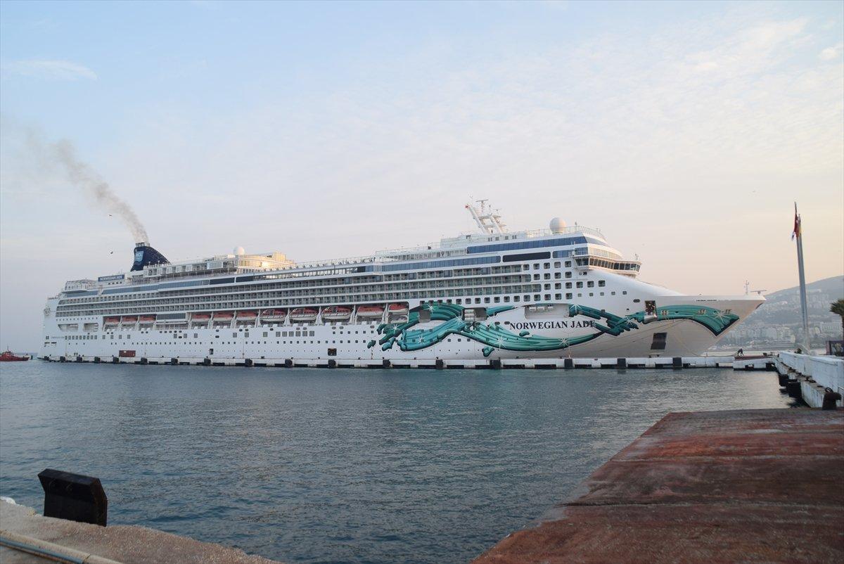 Dev kruvaziyer gemisi Kuşadası’na geldi