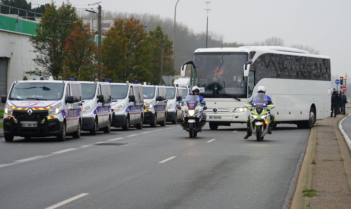 Fransa’da binden fazla kişiyi barındıran göçmen kampı dağıtıldı