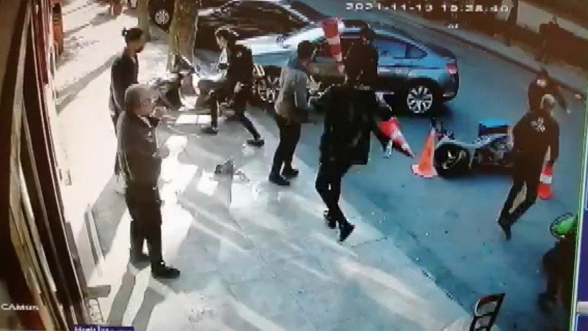 Kadıköy’de döner bıçaklı park yeri kavgası kamerada