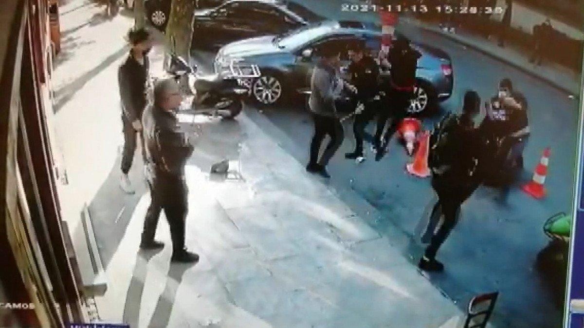 Kadıköy’de döner bıçaklı park yeri kavgası kamerada